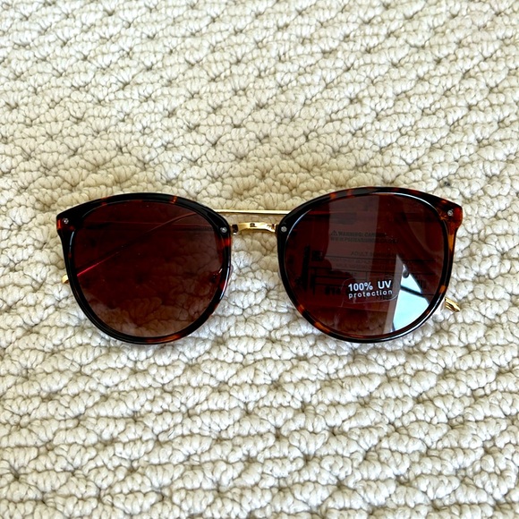 a new day Accessories - NWT A New Day Sunglasses- tortoise shell fans gold frames